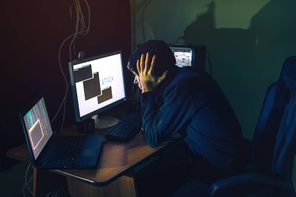 hacker en la oscuridad rompe el acceso para robar información
 - Foto, imagen