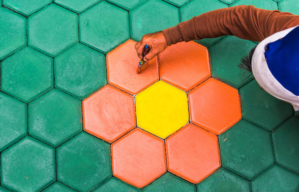 il muratore pittura blocco pavimentazione con pennello ad aria di colore e
  - Foto, immagini