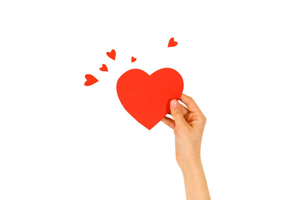 Vrouwelijke hand met lege rode Valentines kaart met hart op een wh - Foto, afbeelding