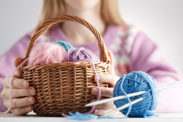 Clew of wool in basket - Foto, Bild