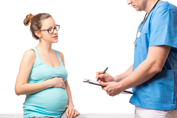 Mujer embarazada y médico con una carpeta aislada
 - Foto, Imagen