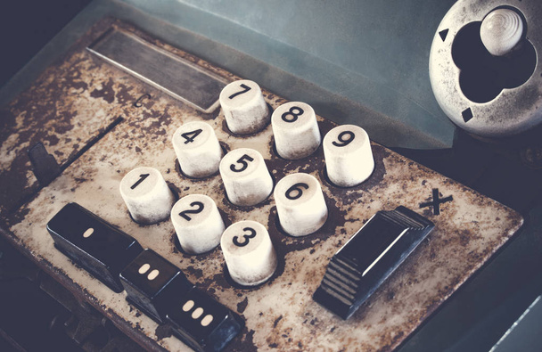 Старый антикварный кассовый аппарат, автоматы или антикварные расчёты в старом магазине
. - Фото, изображение