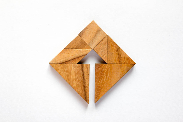 Головоломка Tangram як стрілка в квадратну форму на білому тлі (концепція для бізнесу  - Фото, зображення
