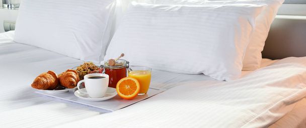 Desayuno en la cama en la habitación del hotel
. - Foto, imagen