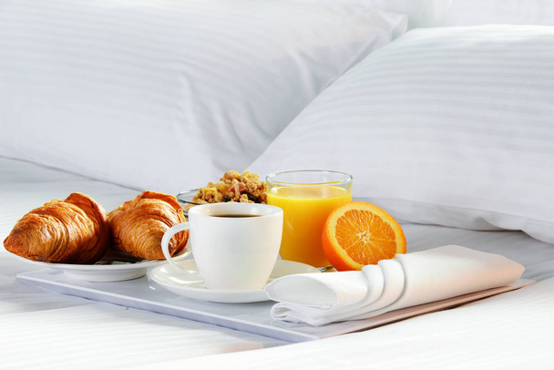 Pequeno-almoço na cama no quarto de hotel
. - Foto, Imagem