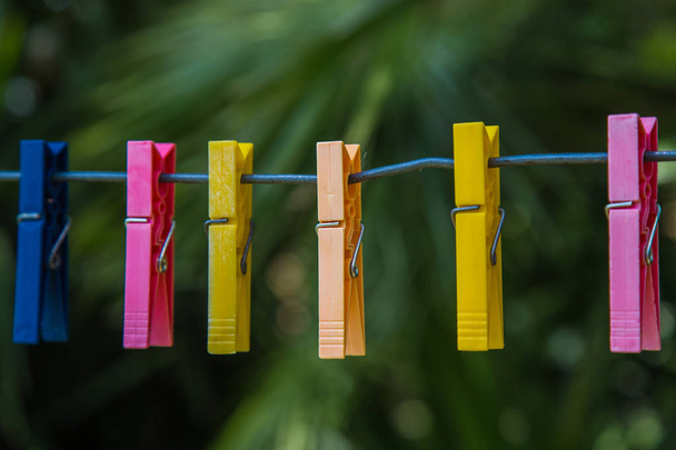 Pinzas de ropa de colores para colgar en los zapatos
 - Foto, Imagen