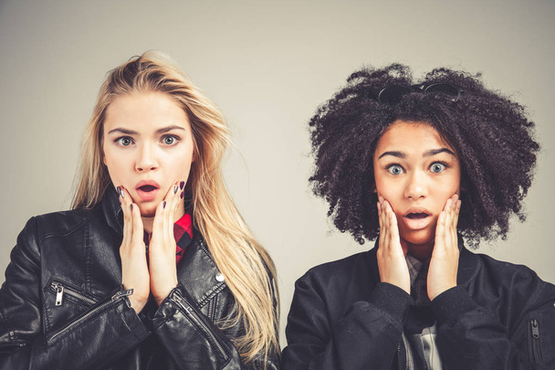 Wow Two surprised teenage hipster girls open mouth toching their faces - Foto, Bild