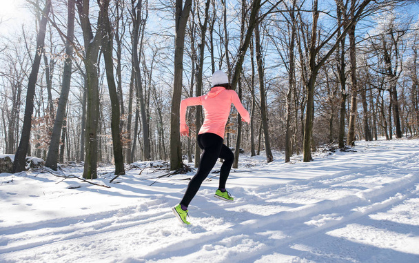 Téli erdőben futó lány - Fotó, kép