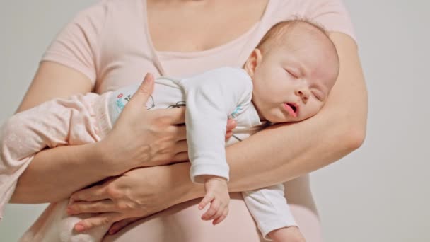 Baby schläft in den Armen der Mutter ein - Filmmaterial, Video