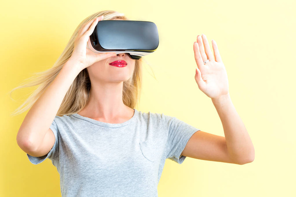 Young woman using a virtual reality headset - Foto, afbeelding