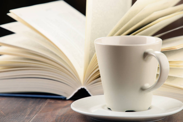 Композиція з книгами і чашкою кави
 - Фото, зображення
