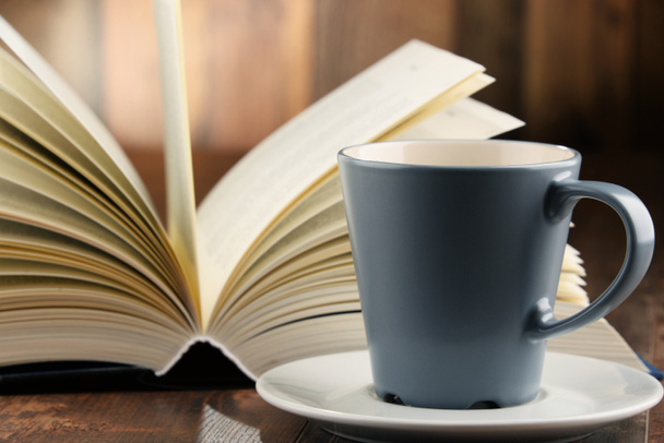 Composition avec livres et tasse de café
 - Photo, image