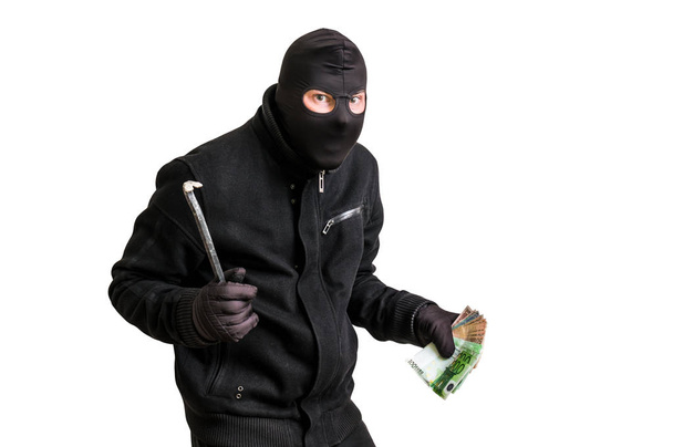 Maskovaný zloděj v kuklu s páčidlem izolované na bílém - Fotografie, Obrázek