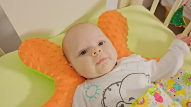 Süßes Baby liegt auf dem Rücken - Filmmaterial, Video