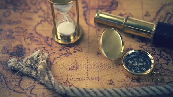 vintage kompassi, kaukoputki ja muut meripeninkulman laitteet antiikin maailmankartalla
 - Materiaali, video