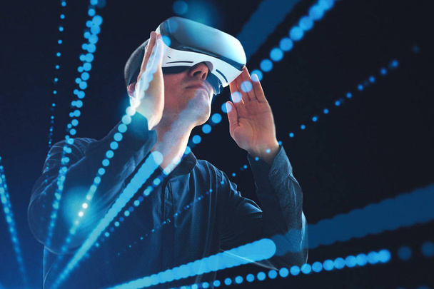 El hombre con gafas de realidad virtual. Concepto de tecnología futura. - Foto, imagen