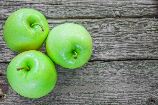 Стиглі зелені яблука на дерев'яному фоні
 - Фото, зображення