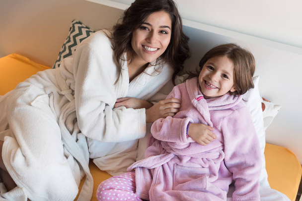 Mother and daughter in bed - Foto, Imagen