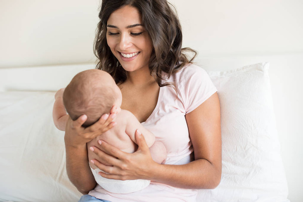 Madre Holding neonato
 - Foto, immagini