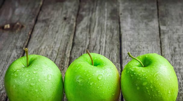 Ripe green apples on wooden background - Foto, afbeelding
