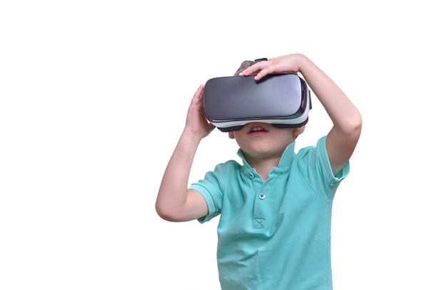 Sanal gerçeklik giyen hayran genç çocuk film izlerken ya da iskambil video spor, üzerinde beyaz izole gözlükler. Sürpriz genç VR gözlük arıyorum. 3d gadget karşılaşan çocuğun duygusal portre - Fotoğraf, Görsel