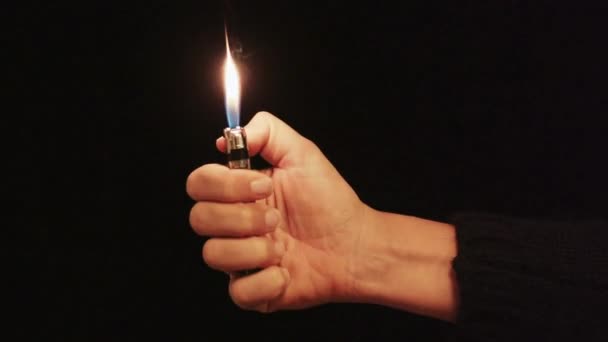 Feuerzeug, das im Dunkeln angezündet wird & leuchtet - Filmmaterial, Video
