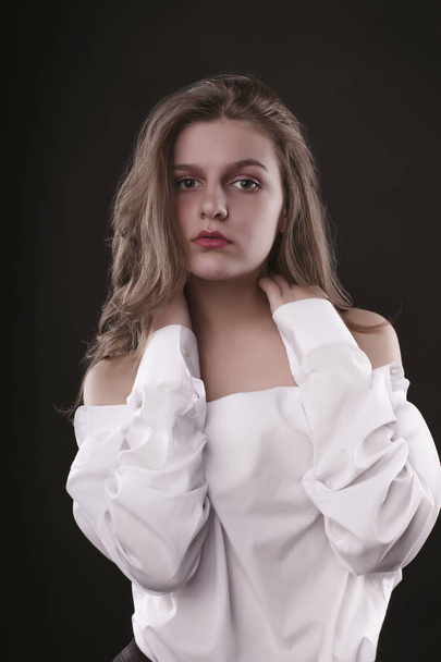 Glamour junge Dame posiert im Herrenhemd im Studio - Foto, Bild