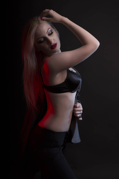 Сексуальна молода модель в чорній білизні роздягається
  - Фото, зображення