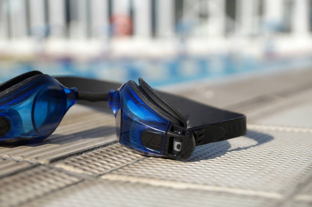 Γυαλιά για κολύμβηση σε πισίνα πλευρά - Φωτογραφία, εικόνα