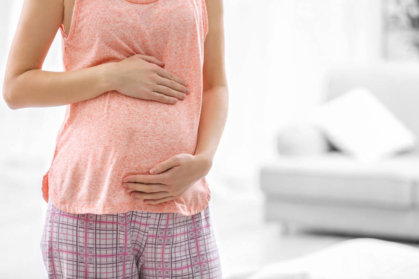 femme enceinte souffrant de douleurs abdominales
  - Photo, image