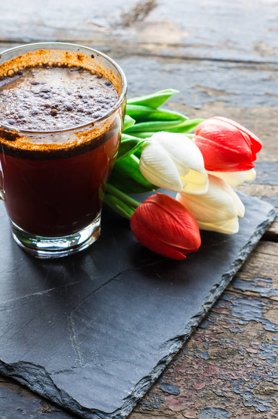 Kawa i tulipany - Zdjęcie, obraz