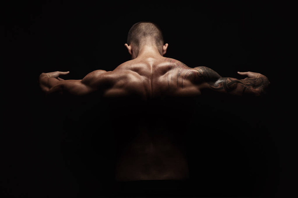 Homem irreconhecível mostra forte pescoço músculos closeup
 - Foto, Imagem