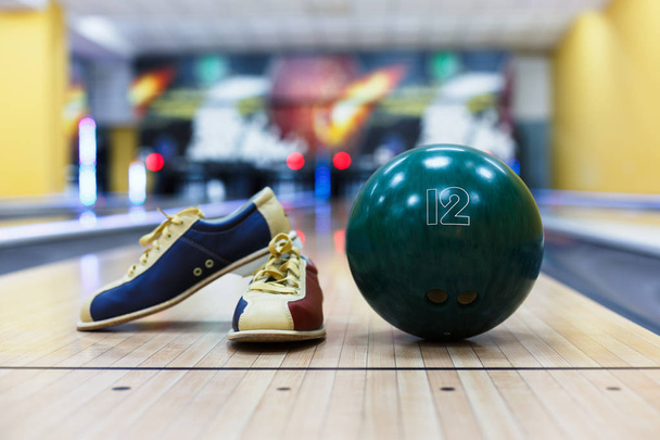 Bowling balle et chaussures sur fond de ruelle
 - Photo, image