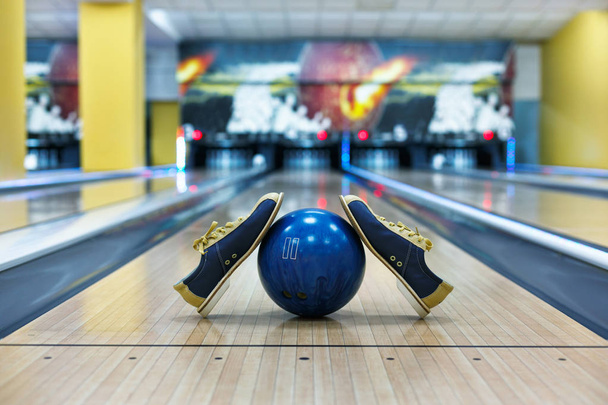 Bowlingové koule a boty na lane pozadí - Fotografie, Obrázek