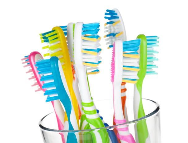 Cepillos de dientes coloridos en vidrio
 - Foto, Imagen