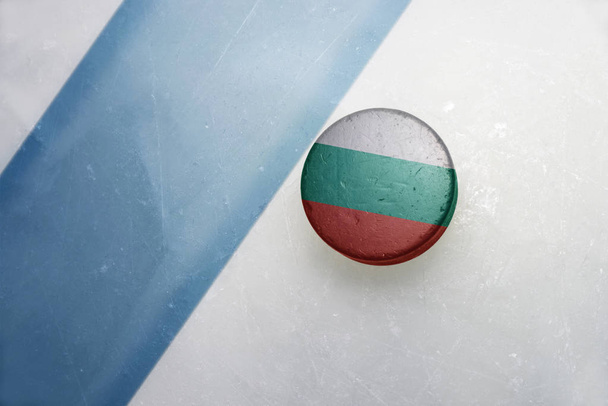viejo disco de hockey con la bandera nacional de bulgaria
 - Foto, imagen
