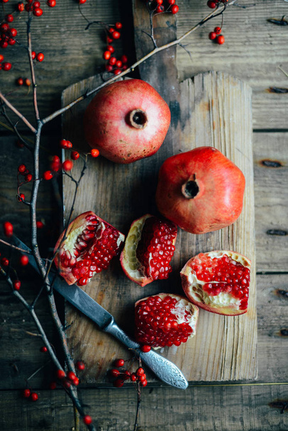 Fresh red pomegranate and grapefruit On a wooden background. Pom - Foto, Imagen