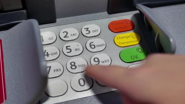 Крупним планом жінка натискає пароль на банкоматі
  - Кадри, відео