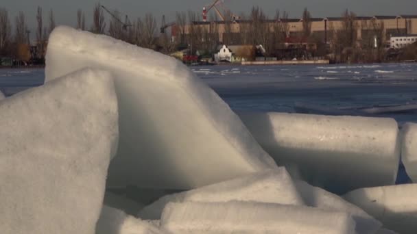 Télen a kikötő város ipari területen. Jeges feltételeket a vizek Dnepr folyó. Panoramma, vízszintes vezetékek. - Felvétel, videó