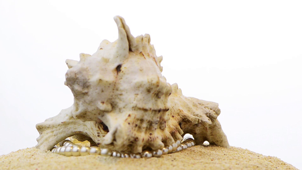 naszyjnik z pereł na piasku - Materiał filmowy, wideo