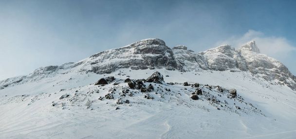 Rocky ridge in the winter.  - Фото, изображение