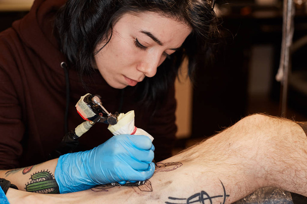 Tattoo artist is making - Φωτογραφία, εικόνα