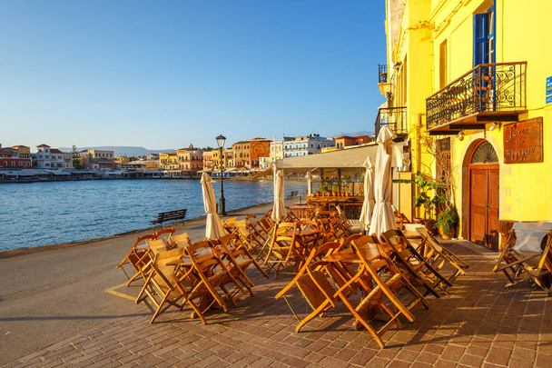 Chania, Crete - 25 Maj, 2016: Morning view of the old port in Chania, Greece. Chania is the second largest city of Crete - Foto, afbeelding