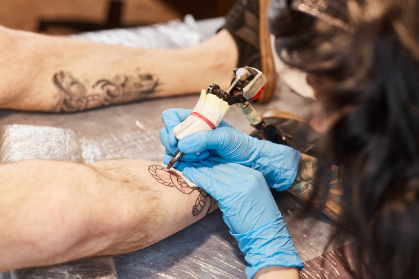 Tattoo artist is making - Foto, Imagen