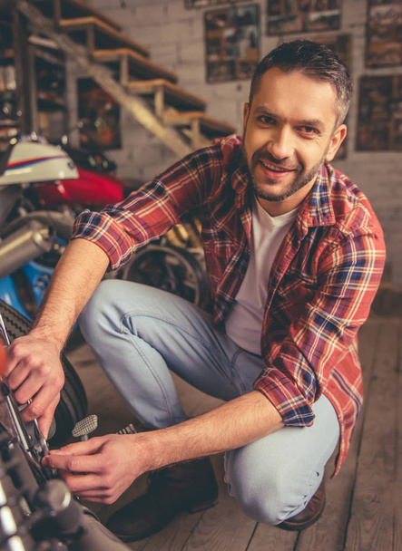 Motosiklet tamircisi - Fotoğraf, Görsel