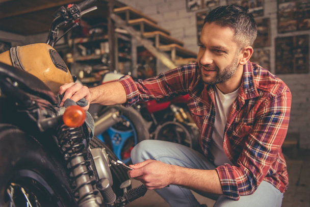 Motorbike repair shop - 写真・画像