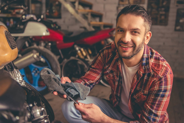 Motorbike repair shop - Foto, Bild
