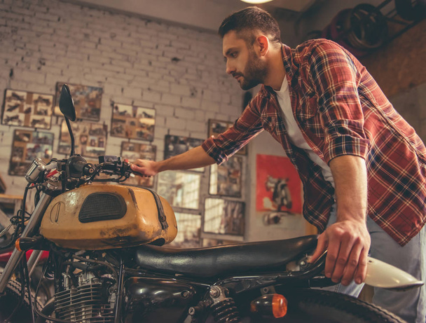 Motorbike repair shop - Foto, immagini