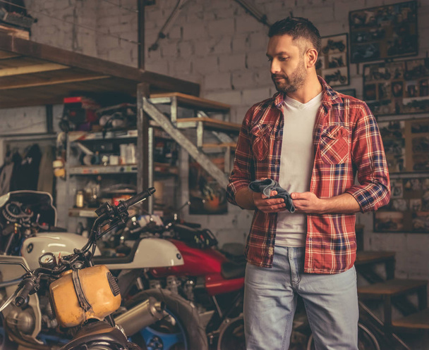 Motorbike repair shop - Zdjęcie, obraz