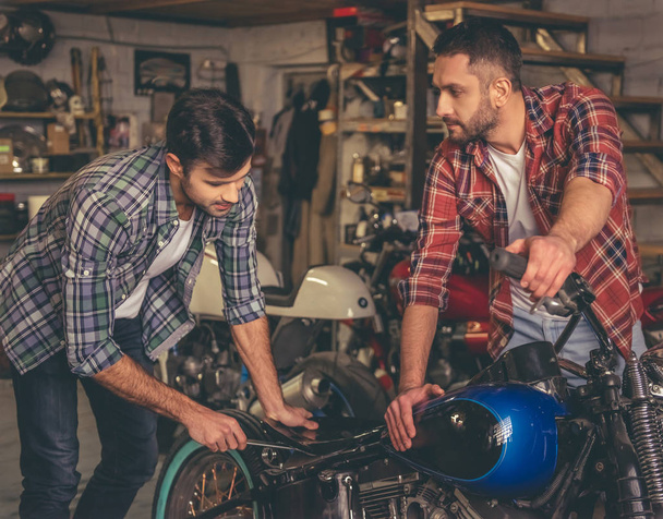 Jongens op de motor reparatie winkel - Foto, afbeelding